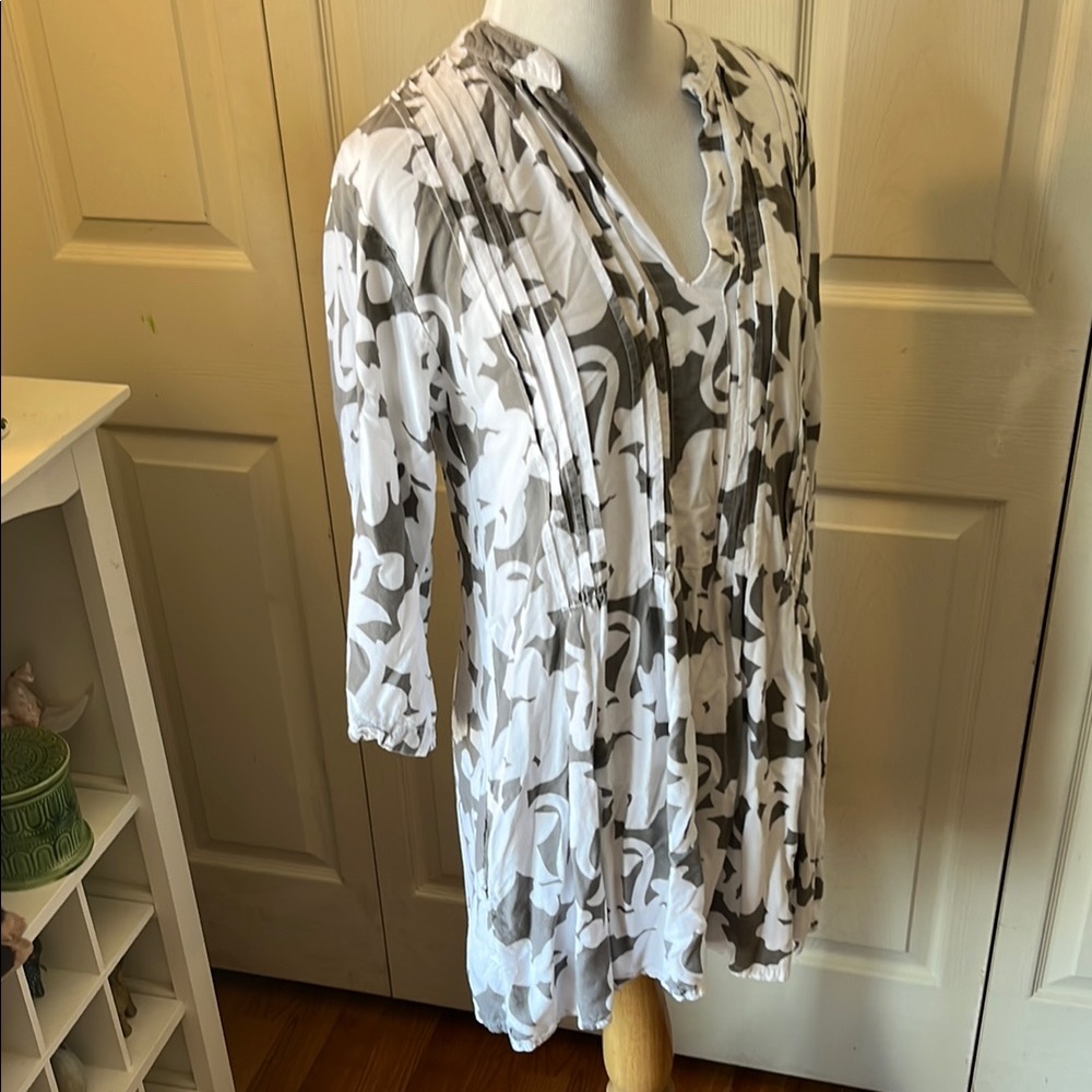 Anna Ocean White and Gray Pleated 3/4 Sleeve Tunic